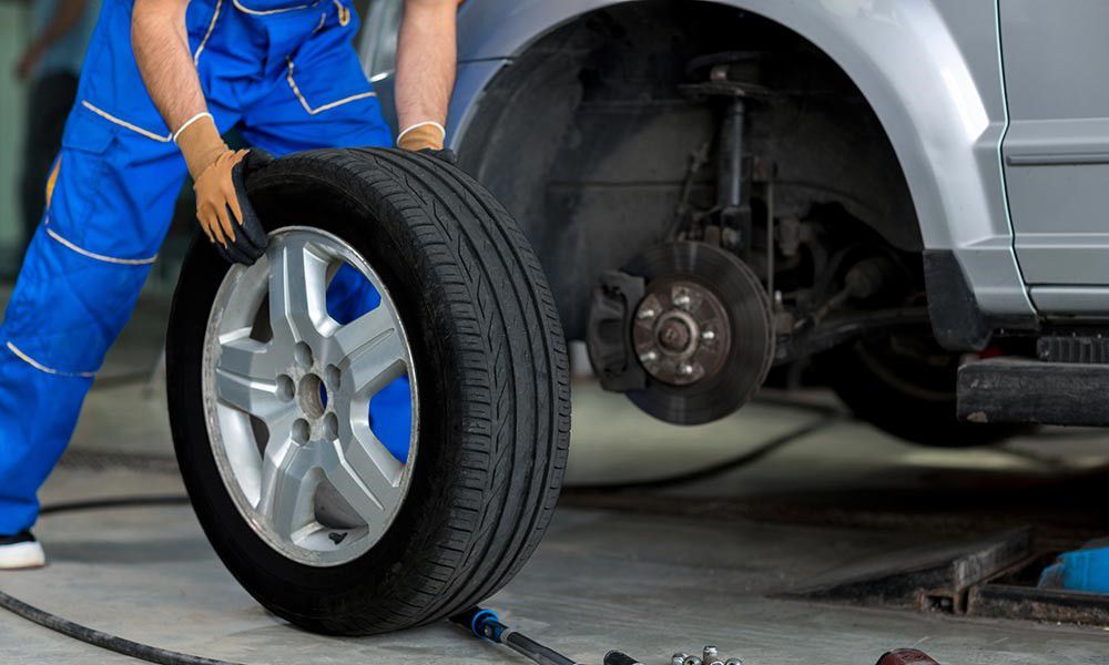 Top 4 cách vá lốp ô tô hay nhất 2023 không phải ai cũng biết 3 Dịch vụ vá lốp ô tô chuyên nghiệp, giá rẻ