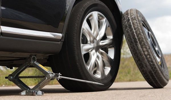 Cách thay lốp xe ô tô khi gặp sự cố dọc đường